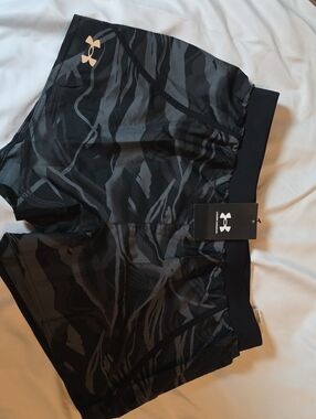 Under Armour Black & Charcoal Camo Athletic Shorts Womans Medium NWT
